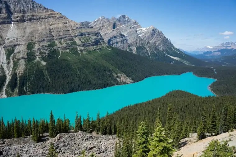 Turquoise alpine lake surrounded by the Canadian Rocky Mountains